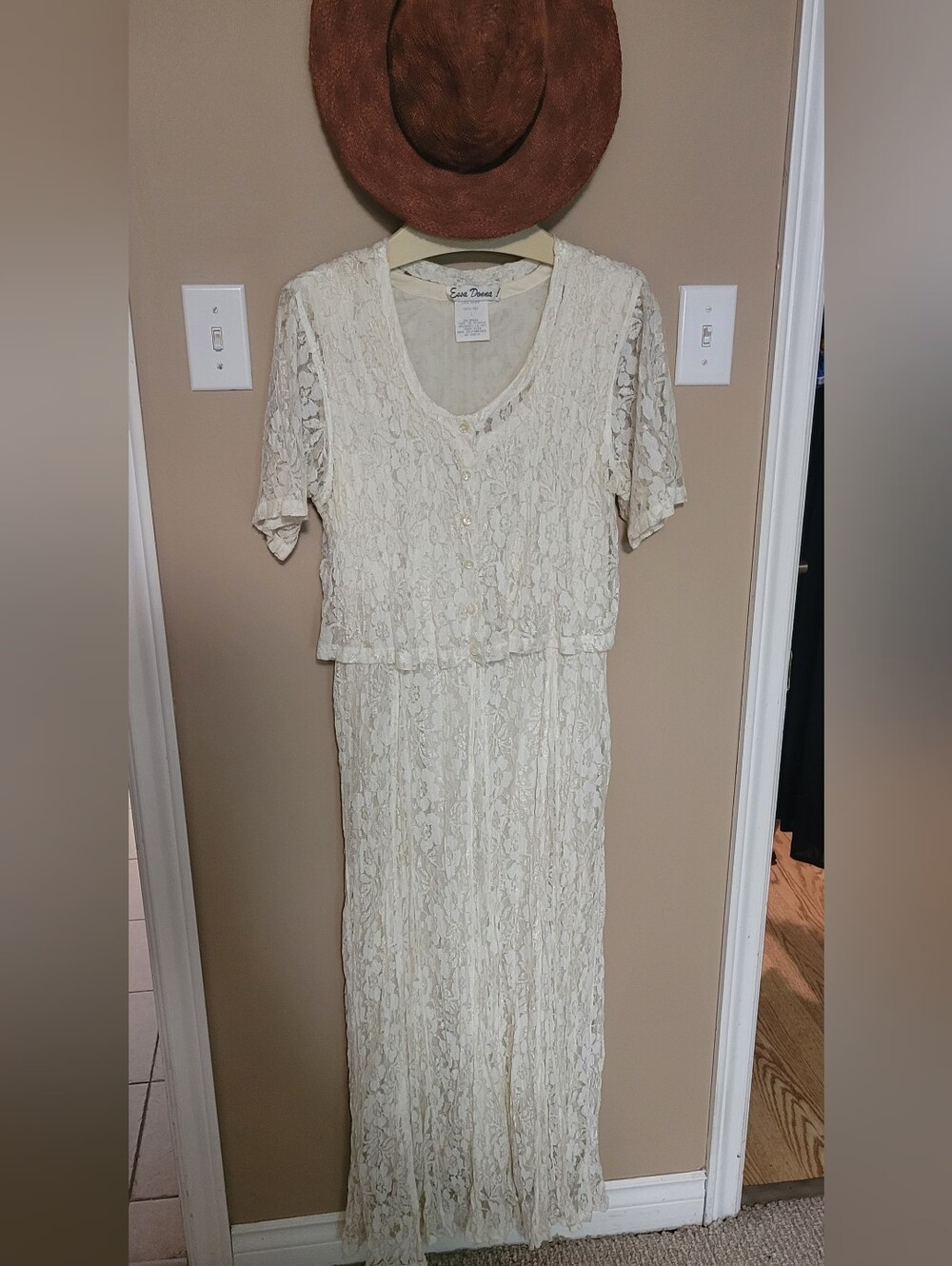 Vintage Lace Short-Sleeve Wedding Dress (Hat Not Included)